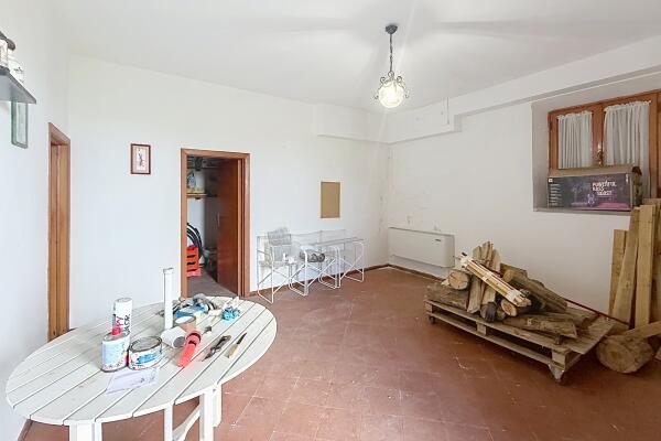 Ampia Villa Bifamiliare con Vista Lago e Giardino