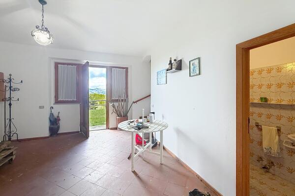Ampia Villa Bifamiliare con Vista Lago e Giardino