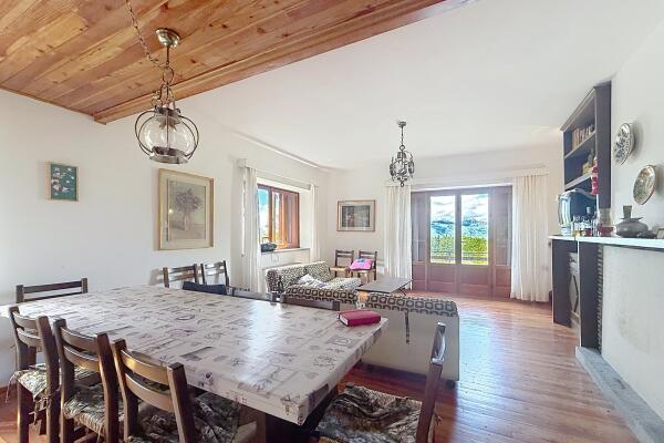Ampia Villa Bifamiliare con Vista Lago e Giardino