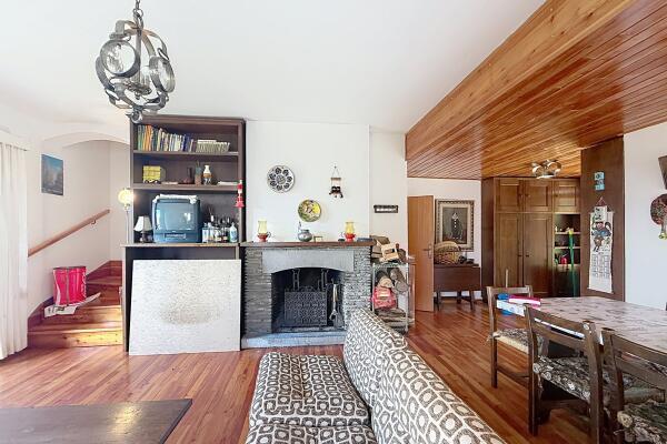 Ampia Villa Bifamiliare con Vista Lago e Giardino