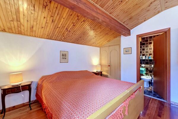 Ampia Villa Bifamiliare con Vista Lago e Giardino