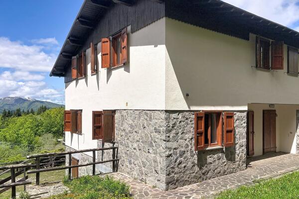 Ampia Villa Bifamiliare con Vista Lago e Giardino
