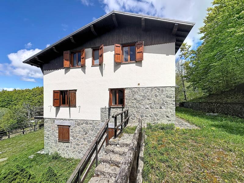 Ampia Villa Bifamiliare con Vista Lago e Giardino