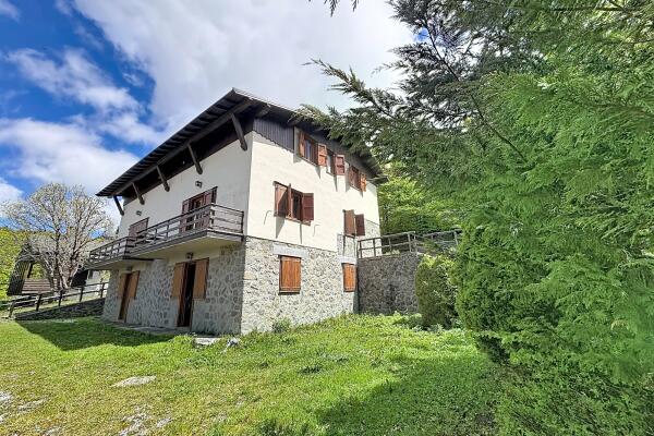Ampia Villa Bifamiliare con Vista Lago e Giardino