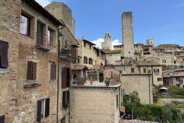 DREAM investment in the center with 2 terraces and views of the towers of San Gimignano