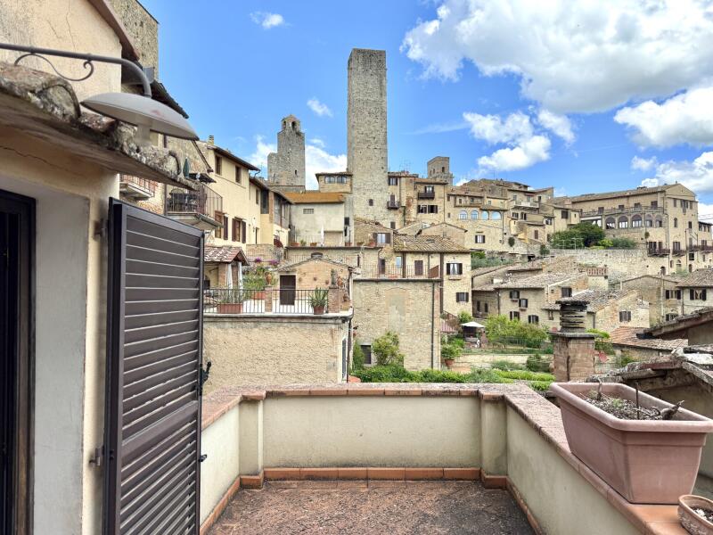 DREAM investment in the center with 2 terraces and views of the towers of San Gimignano