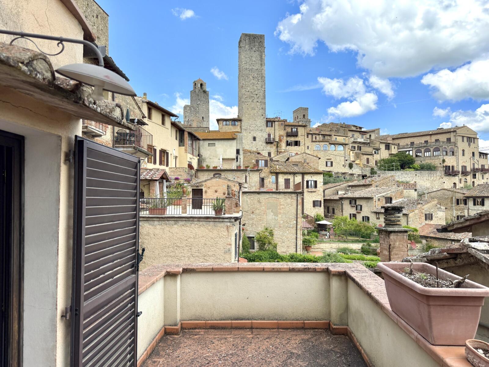 DREAM investment in the center with 2 terraces and views of the towers of San Gimignano