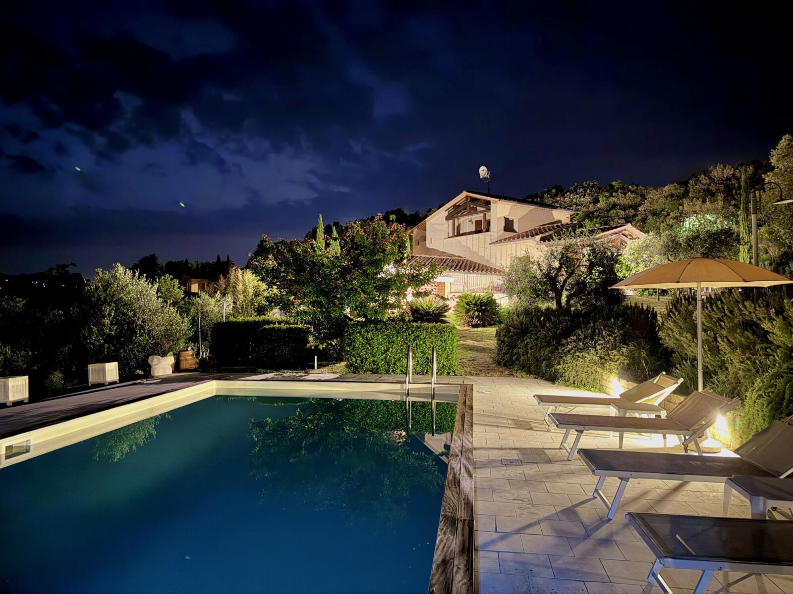 Moderne Villa mit Pool inmitten der toskanischen Landschaft