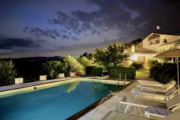 Moderne Villa mit Pool inmitten der toskanischen Landschaft