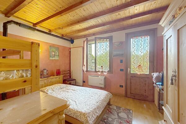 Appartement met twee verdiepingen en een eigen tuin op de meest gunstige locatie in Doganaccia