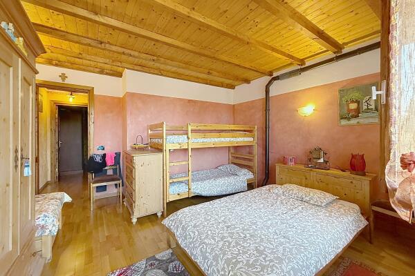 Appartement met twee verdiepingen en een eigen tuin op de meest gunstige locatie in Doganaccia