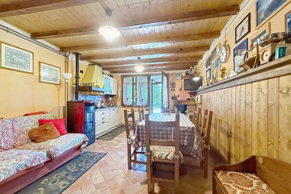 Appartement met twee verdiepingen en een eigen tuin op de meest gunstige locatie in Doganaccia