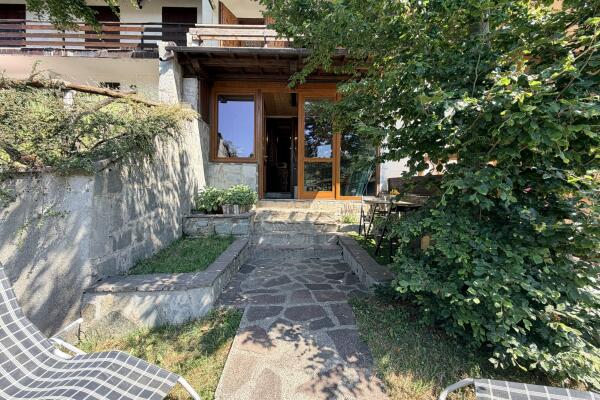 Appartement met twee verdiepingen en een eigen tuin op de meest gunstige locatie in Doganaccia