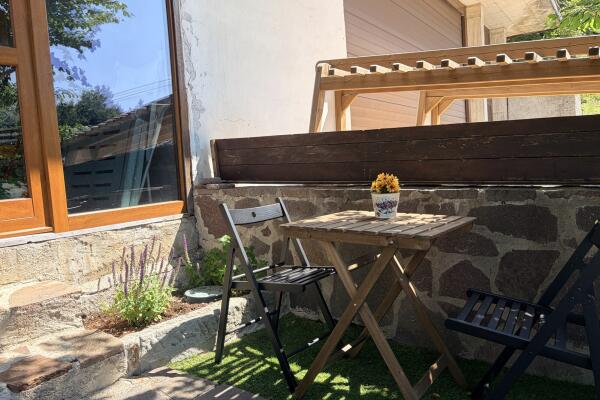 Appartement met twee verdiepingen en een eigen tuin op de meest gunstige locatie in Doganaccia
