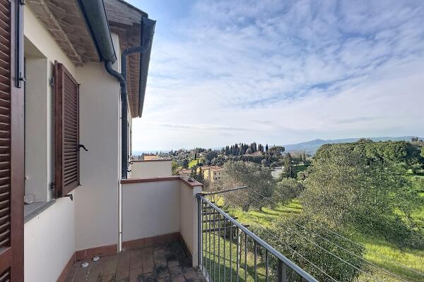 Two-room apartment on the second floor with separate entrance from private garden and large tavern