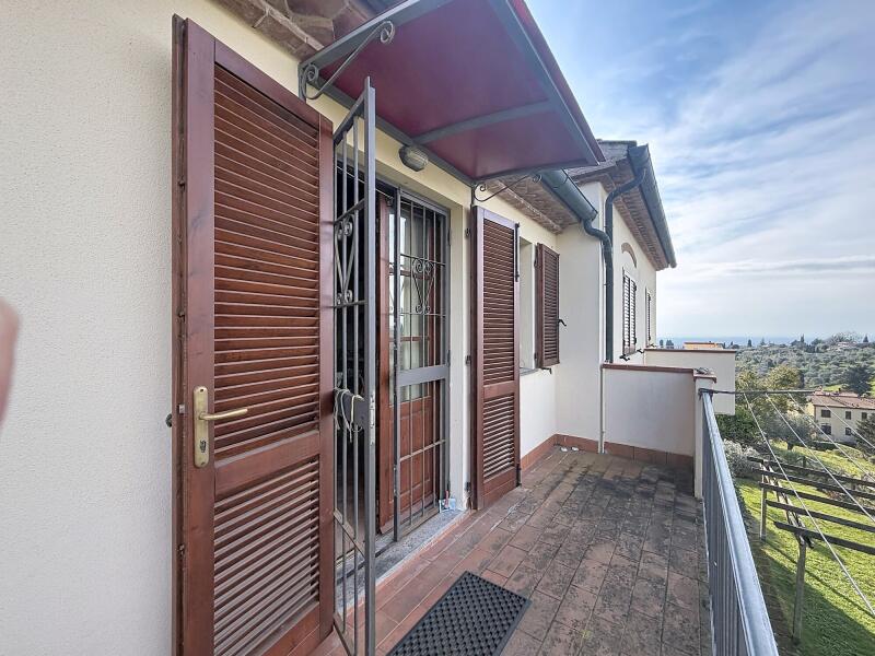 Two-room apartment on the second floor with separate entrance from private garden and large tavern