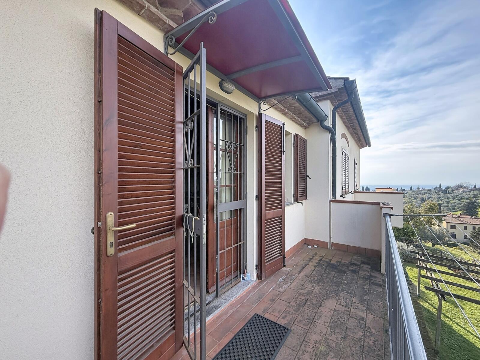 Two-room apartment on the second floor with separate entrance from private garden and large tavern