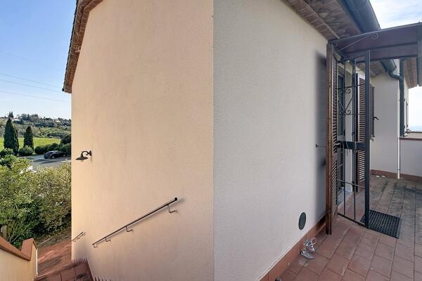 Two-room apartment on the second floor with separate entrance from private garden and large tavern