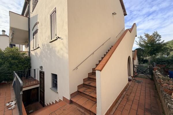 Two-room apartment on the second floor with separate entrance from private garden and large tavern