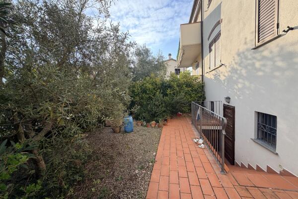 Two-room apartment on the second floor with separate entrance from private garden and large tavern