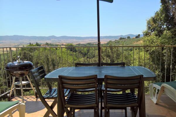 Lovely detached three-room apartment with panoramic terrace in excellent condition