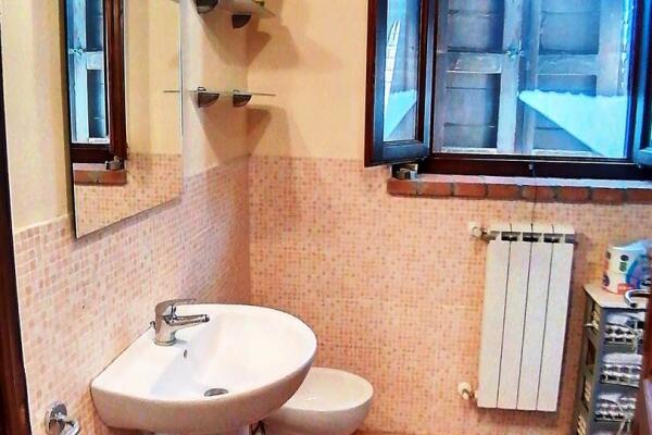Lovely detached three-room apartment with panoramic terrace in excellent condition