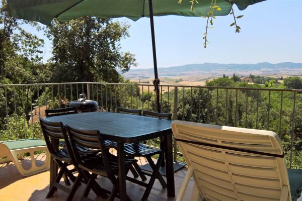 Lovely detached three-room apartment with panoramic terrace in excellent condition