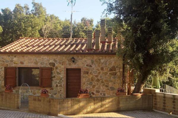 Lovely detached three-room apartment with panoramic terrace in excellent condition