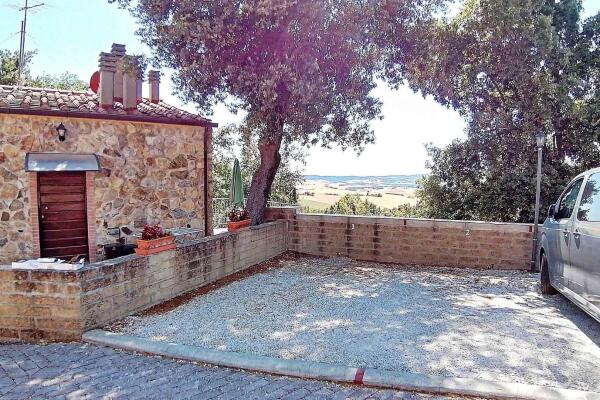 Lovely detached three-room apartment with panoramic terrace in excellent condition