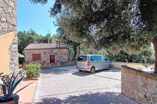 Lovely detached three-room apartment with panoramic terrace in excellent condition