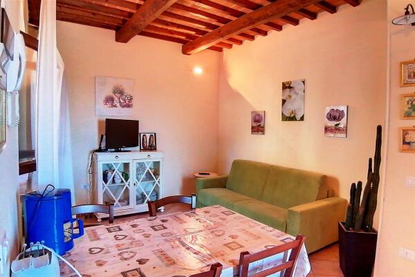 Lovely detached three-room apartment with panoramic terrace in excellent condition