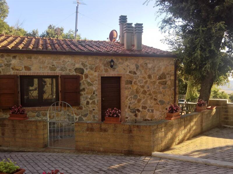 Lovely detached three-room apartment with panoramic terrace in excellent condition