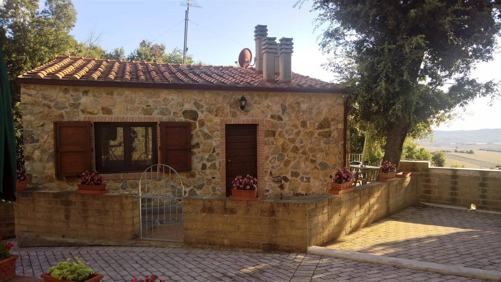 Lovely detached three-room apartment with panoramic terrace in excellent condition